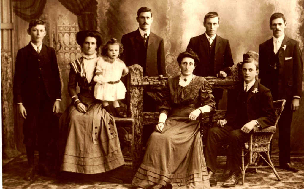 Frank and Emma England and their family. Frank and Emma England and their family.